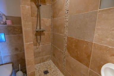 Salle de bain 2 / Bathroom 2