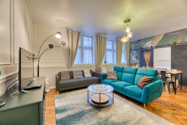 Salon-séjour avec canapés confortables et télévision