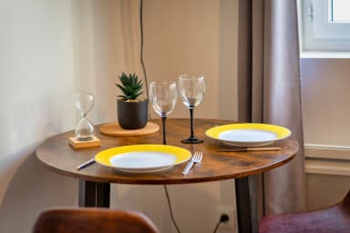 Table à manger et nécessaire de cuisine