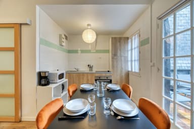Cuisine ouverte sur séjour aménagée et équipée