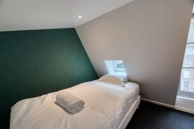 Chambre avec lit simple en mezzanine