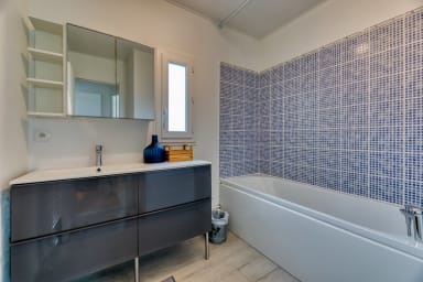 Salle de Bain avec baignoire