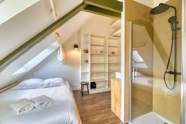 Chambre avec salle de douche