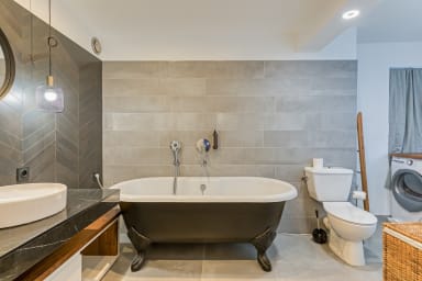 salle de bain avec baignoire et WC