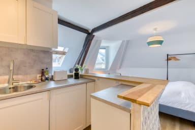 Cuisine ouverte sur séjour aménagée et équipée