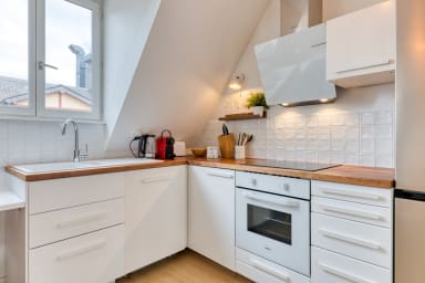 Cuisine ouverte sur séjour aménagée et équipée