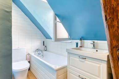 Salle de Bain avec baignoire et WC