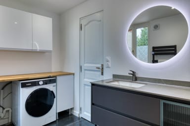 Salle de bain avec machine à laver le linge