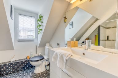Salle de bain avec WC