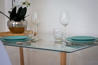 Table à manger et nécessaire de cuisine