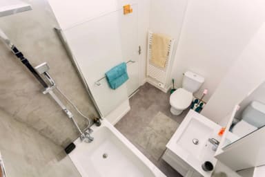 Salle de douche avec WC
