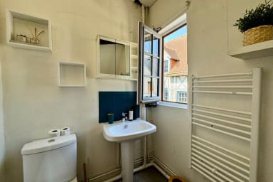 Salle de Bain avec baignoire et WC