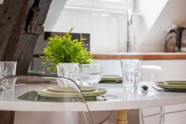 Table à manger et nécessaire de cuisine