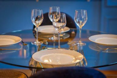 Table à manger et nécessaire de cuisine
