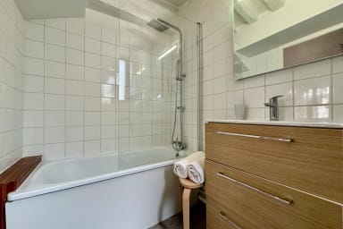 Salle de Bain avec baignoire