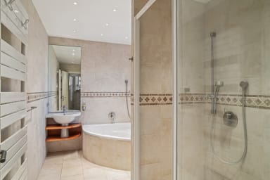 location-prestigieuse-villa-boussole-cote-dazur-salle-de-bain