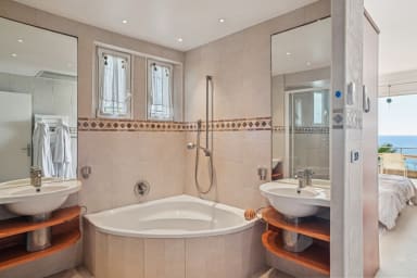 location-prestigieuse-villa-boussole-cote-dazur-salle-de-bain