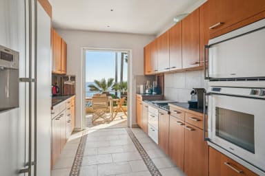 location-prestigieuse-villa-boussole-cote-dazur-cuisine