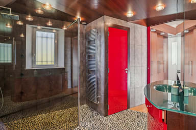 location-famille-prestigieuse-villa-boussole-cote-dazur-salle-de-bain