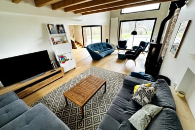 Vue 2eme salon, avec télé OLED, console Switch
