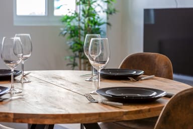 Table à manger et nécessaire de cuisine