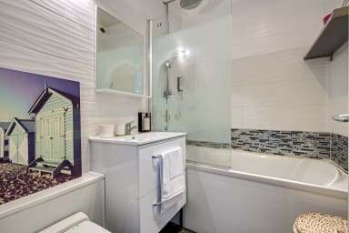 Salle de. bain avec baignoire