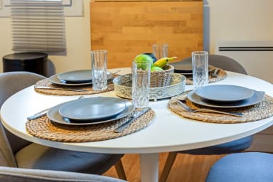 Table à manger et nécessaire de cuisine