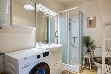 Salle de douche avec machine à laver