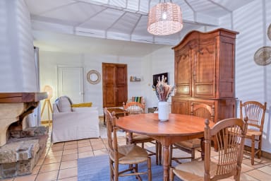 Salon avec table à manger
