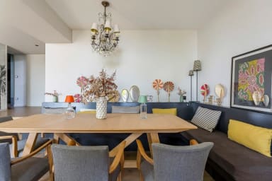 Salle à manger, sa banquette et sa table pour 8 personnes