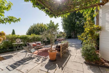 Extérieur avec grande terrasse et mobilier de jardin