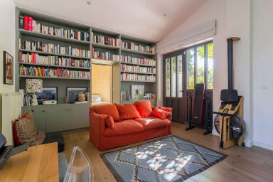 Deuxième salon, bibliothèque, équipements sportifs, piano et wi-fi !