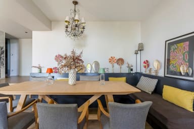 Salle à manger, sa banquette et sa table pour 8 personnes