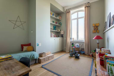 Sixième chambre, idéale pour un enfant, équipée d'un lit simple