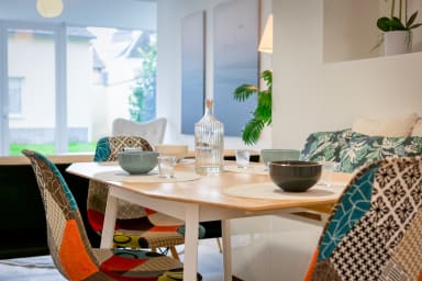 Table à manger avec assises