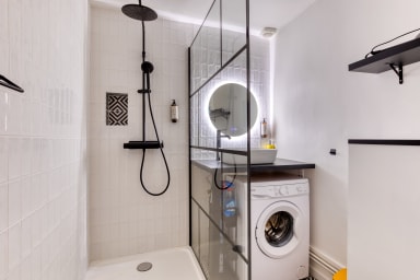 Salle de douche avec machine à laver et WC