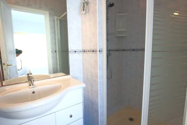 second shower room of the second bedroom