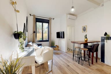 pièce à vivre avec un coin repas , canapé-lit et climatisation réversible,...