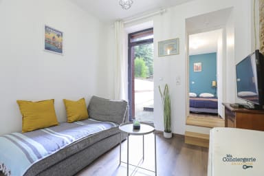 Espace de séjour avec coin salon, tv et coin repas