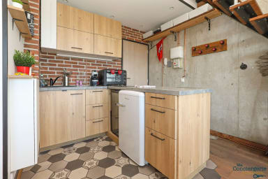 Cuisine équipée avec bouilloire, four, micro onde, machine à café, mini lave...