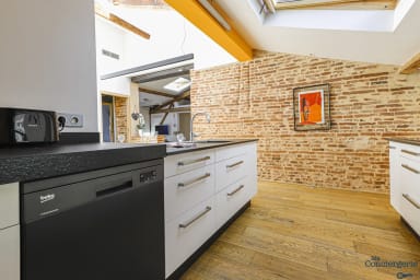 Cuisine équipée avec lave vaisselle, four, machine à café, bouilloire et...