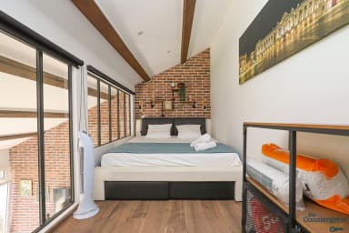 Chambre en hauteur avec télévision