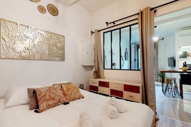 chambre à coucher avec salle d'eau attenante et WC