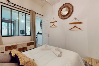 chambre à coucher avec salle d'eau attenante et WC