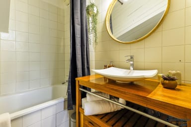Salle de bain avec machine à laver et sèche cheveux
