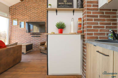 Espace séjour avec cuisine équipée