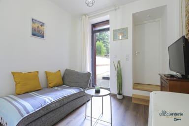 Espace de vie avec télévision, coin salon et coin repas