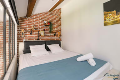 Chambre à coucher avec un lit de 180cm et une télévision