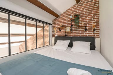Chambre à coucher avec un lit de 180cm et une télévision