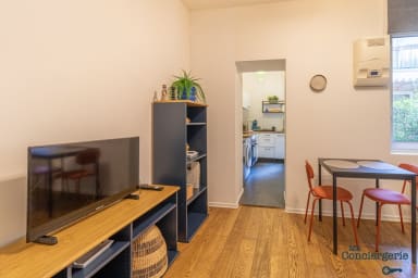 Espace séjour avec télévision et coin repas